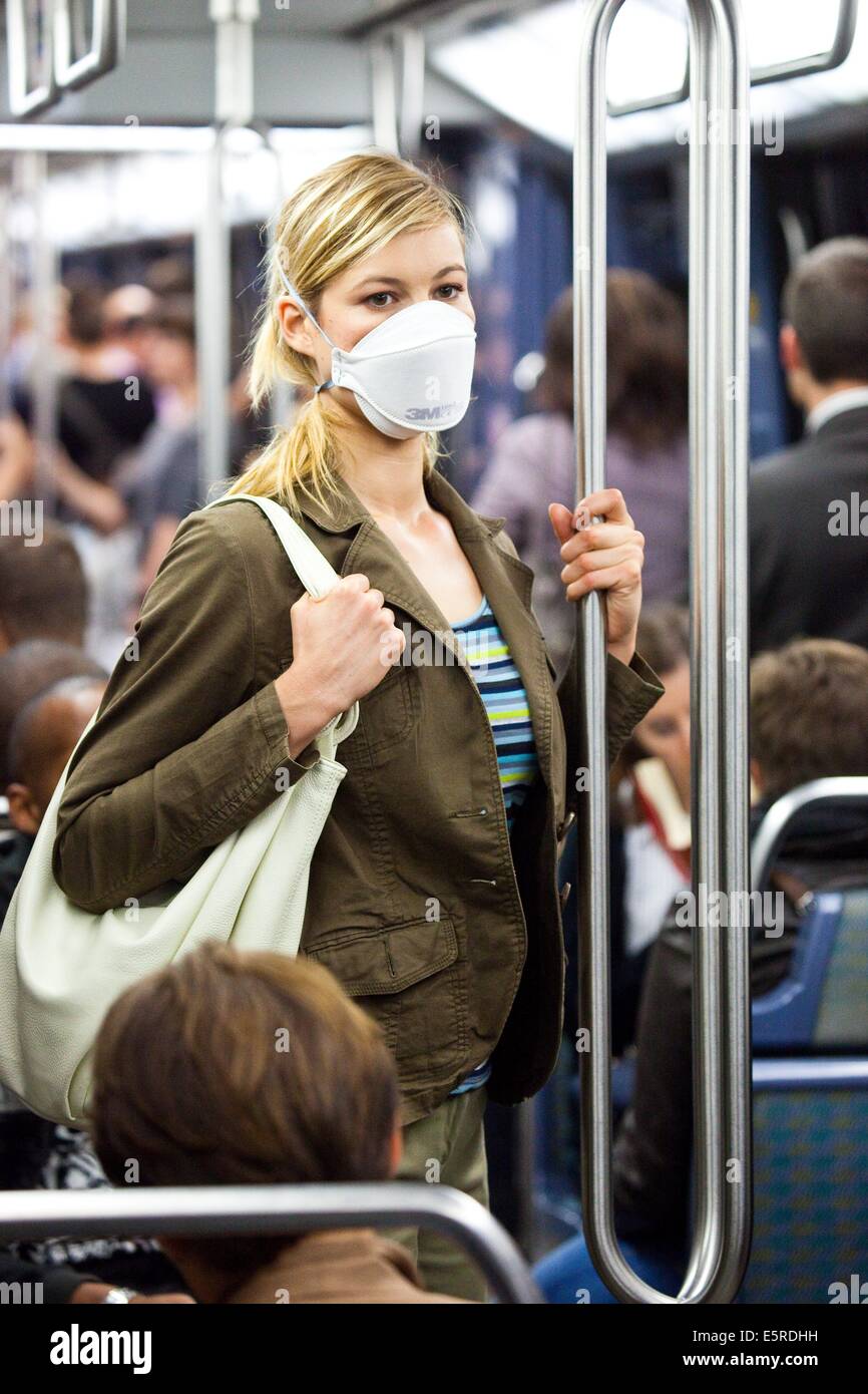 Frau trägt eine Atemmaske schützende in u-Bahn. Stockfoto