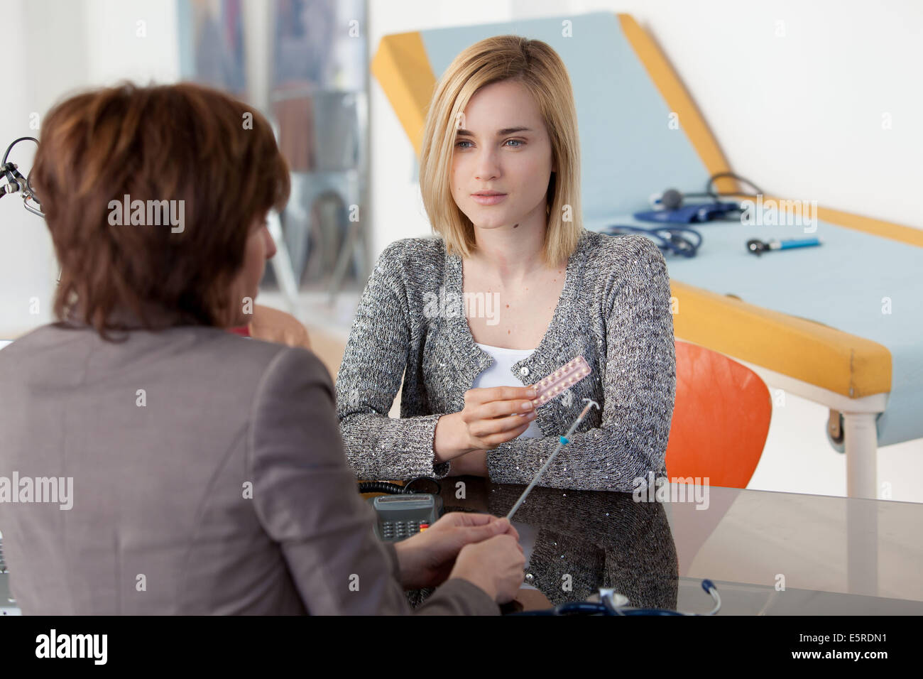 Allgemeinmedizin Arzt orale Kontrazeption und Intrauterinpessar mit einer jungen Frau zu diskutieren. Stockfoto