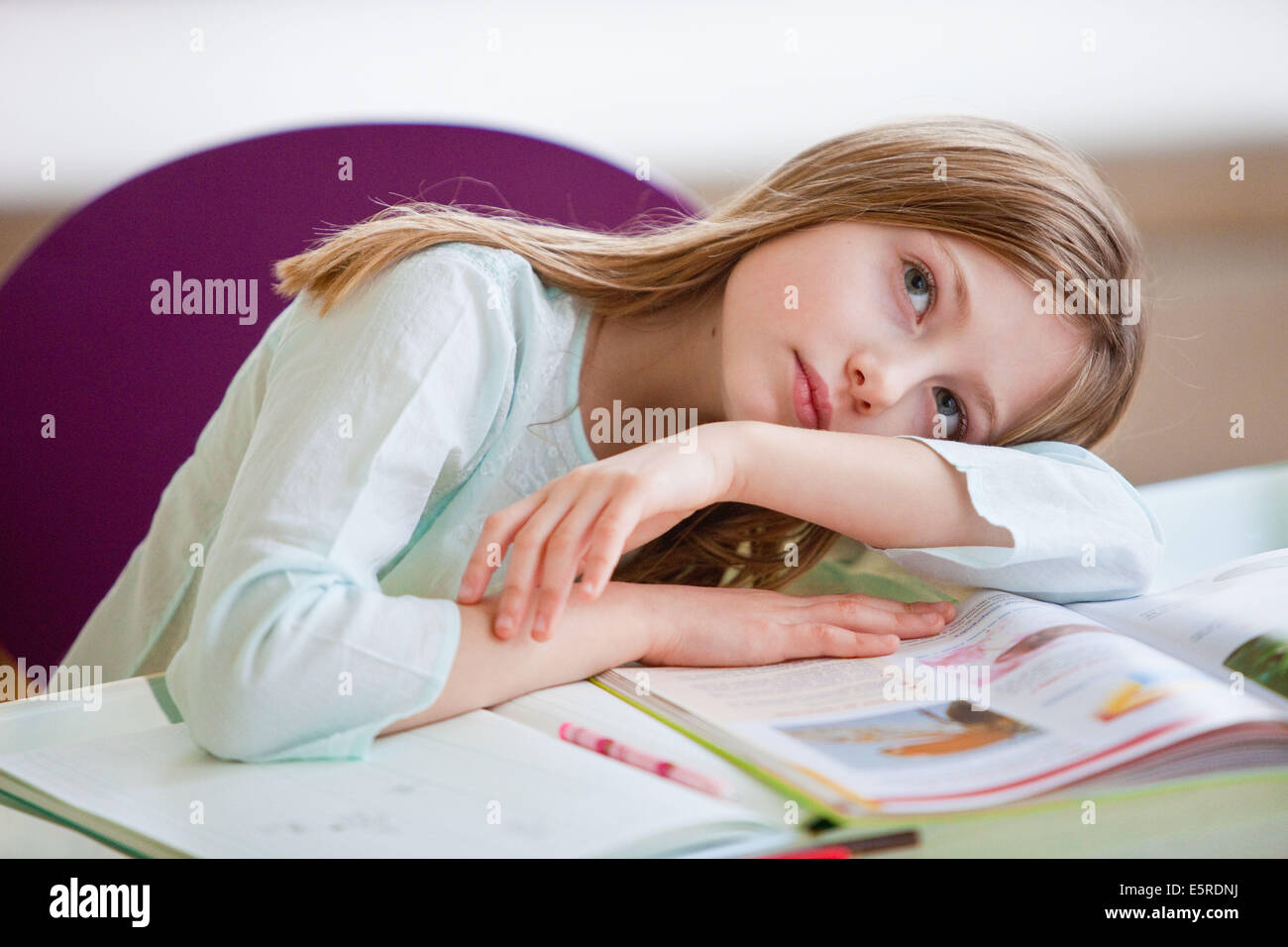 9 Jahre altes Mädchen ihre Hausaufgaben. Stockfoto