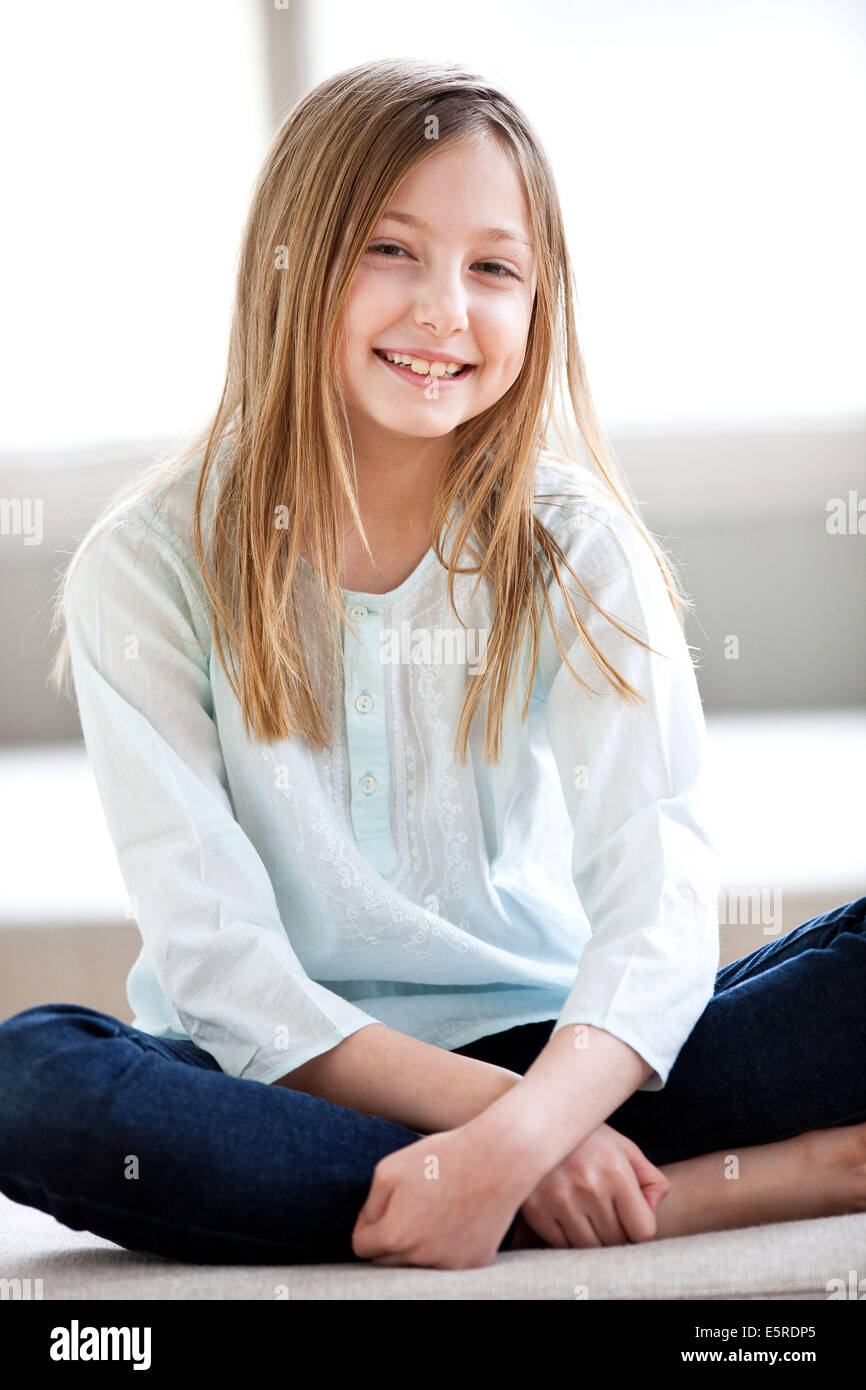 9 Jahres altes Mädchen lächelnd. Stockfoto
