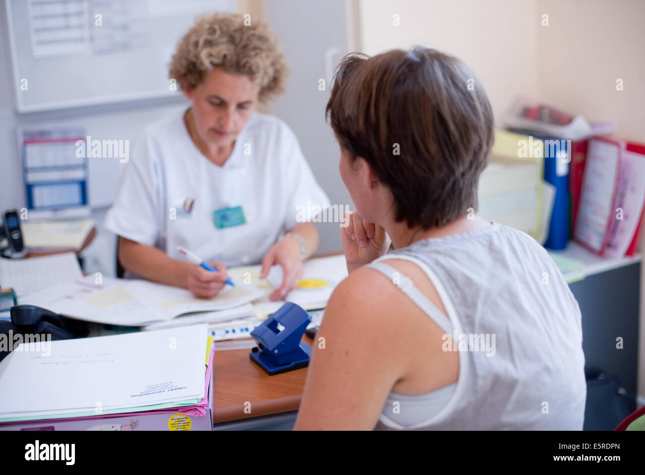 Dritten Quartal schwangere Frau auf eine vorgeburtliche Beratung, Abteilung für Geburtshilfe und Gynäkologie, Saintonges Krankenhaus, Saintes, Stockfoto