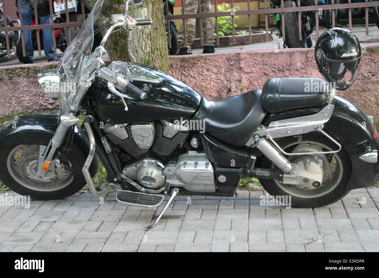schwarzen schnellen Sport Motorrad Aufenthalt auf der Straße Stockfoto