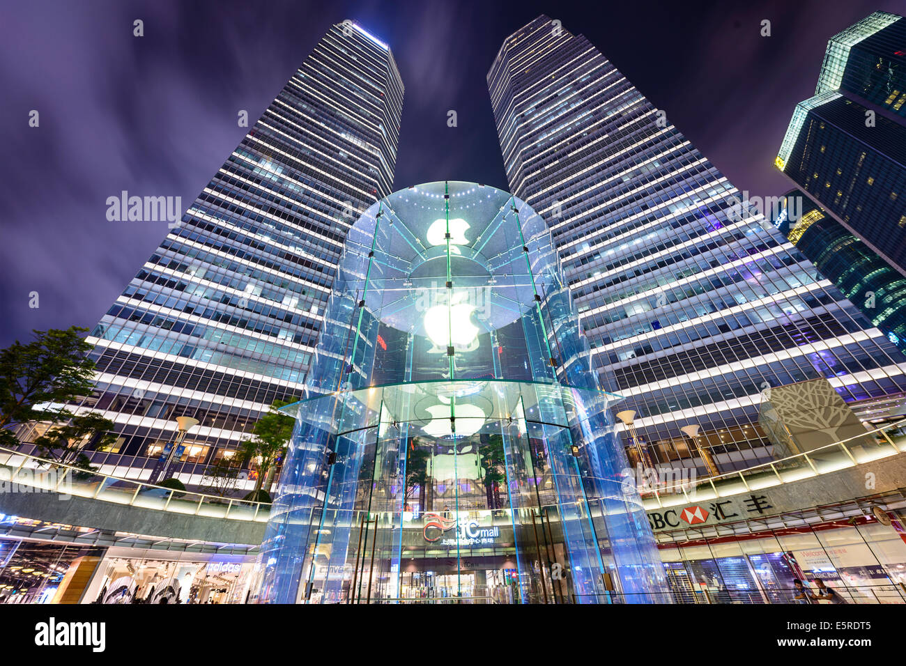 SHANGHAI, CHINA - 19. Juni 2014: Der Apple Store an der IFC Mall in Lujiazui Financial District. Stockfoto