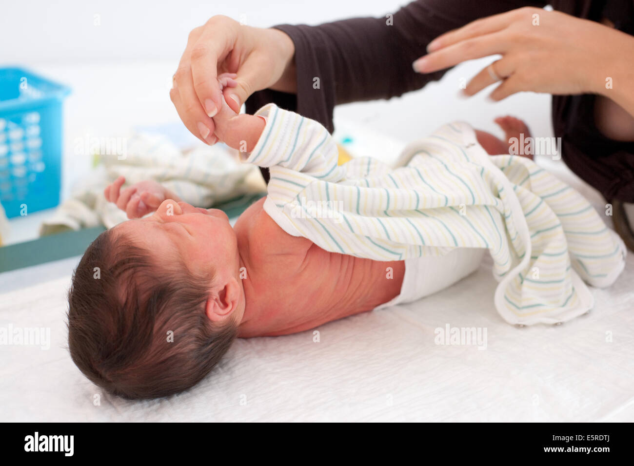 Neugeborenes Baby, Geburtshilfe und Gynäkologie-Abteilung, Saintes Krankenhaus, Frankreich. Stockfoto