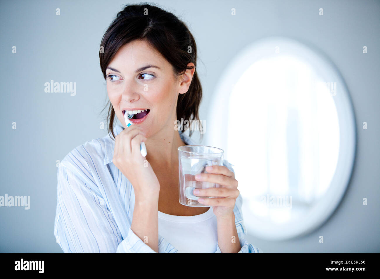 Frau, die ihre Zähne zu putzen. Stockfoto
