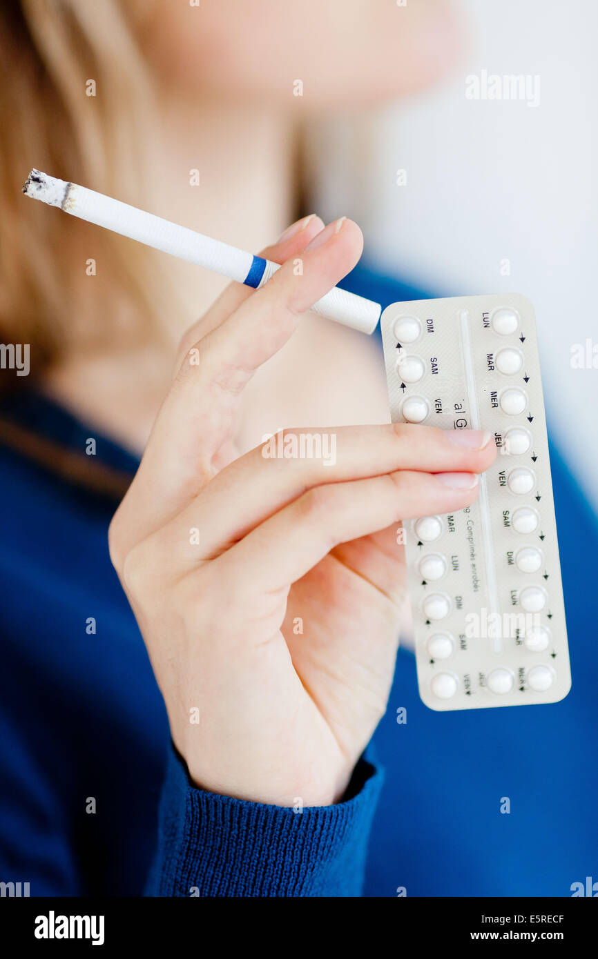Frau Rauchen und orale Kontrazeption Pillen halten. Stockfoto