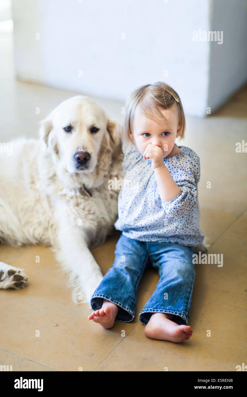 24 Monate altes Baby Mädchen mit einem Hund. Stockfoto