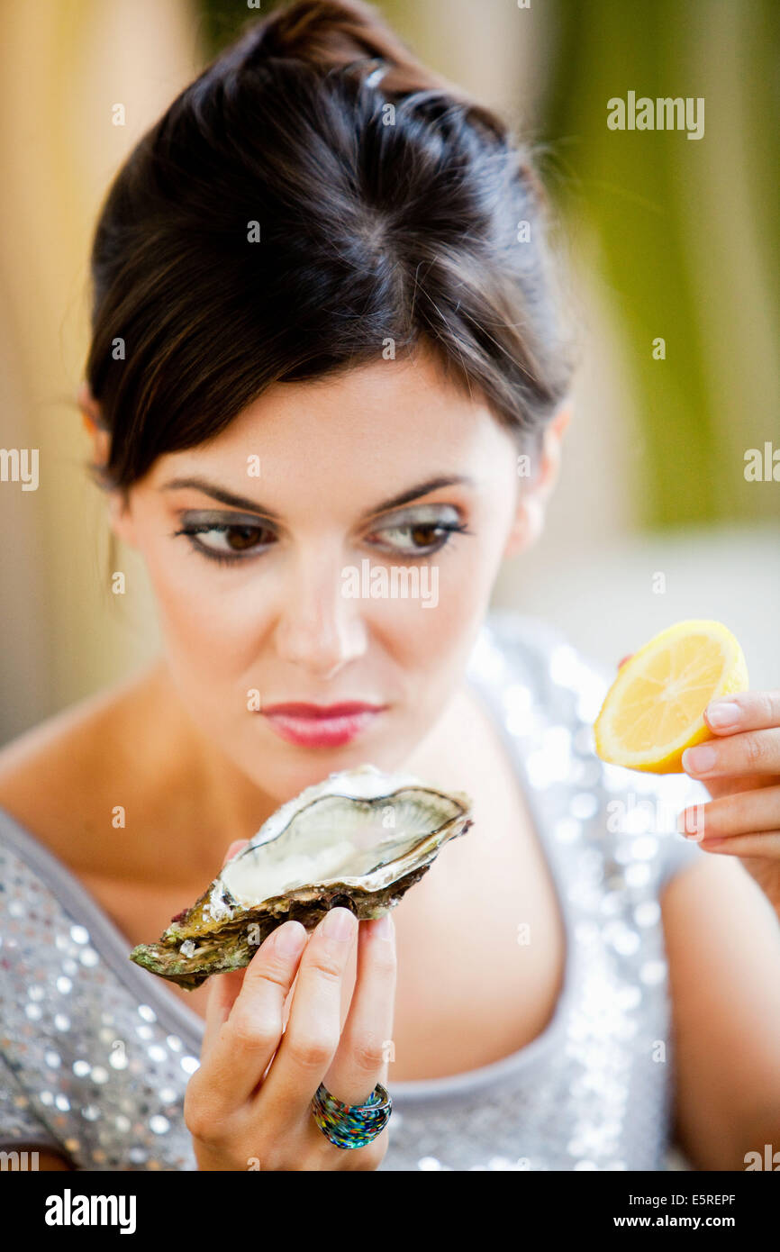 Frau eine verdorbene Oyster riechen. Stockfoto