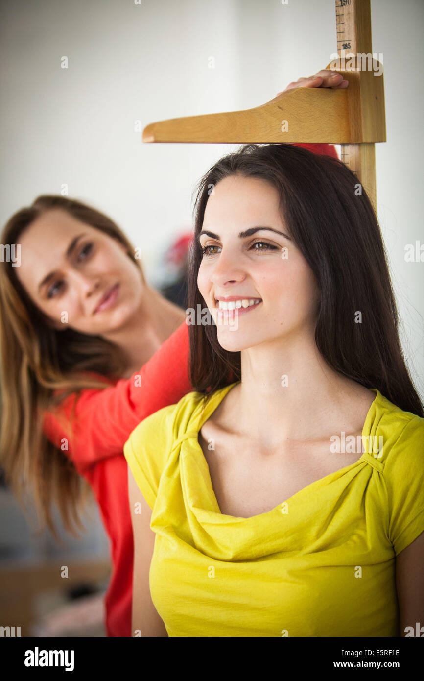 Frau unter Höhe Messgerät. Stockfoto