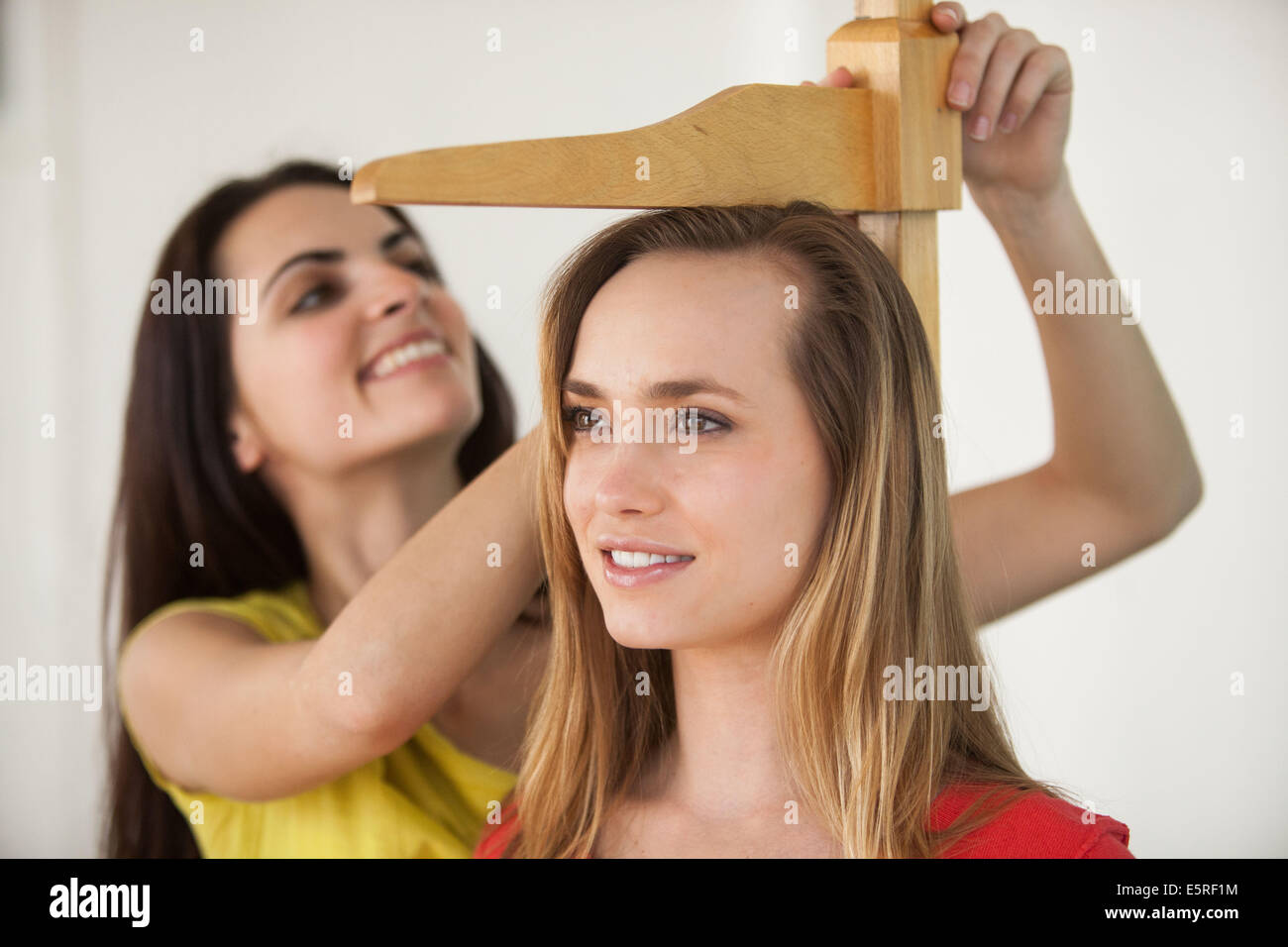 Frau unter Höhe Messgerät. Stockfoto