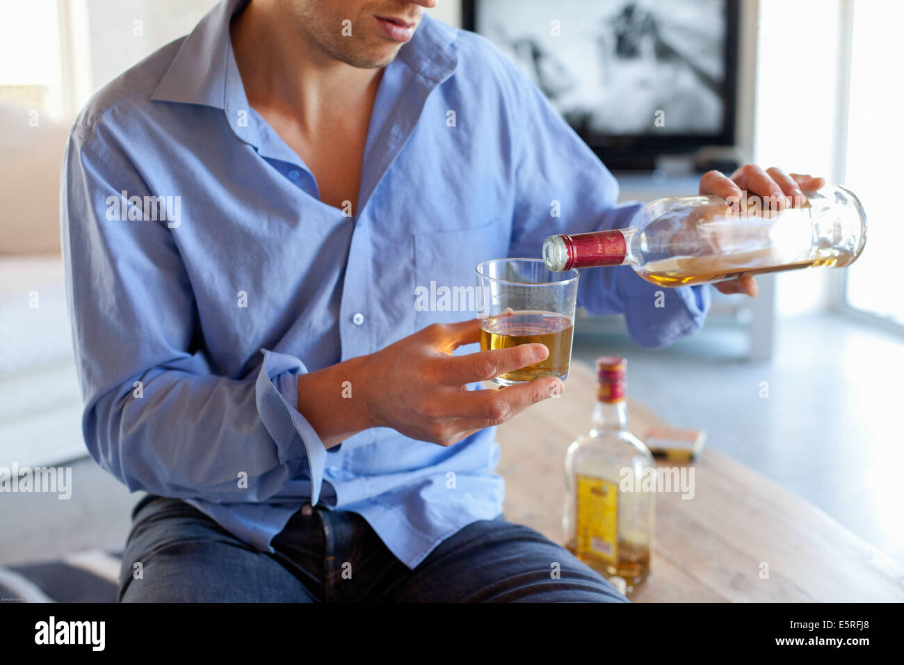 Mann, Alkohol zu trinken. Stockfoto