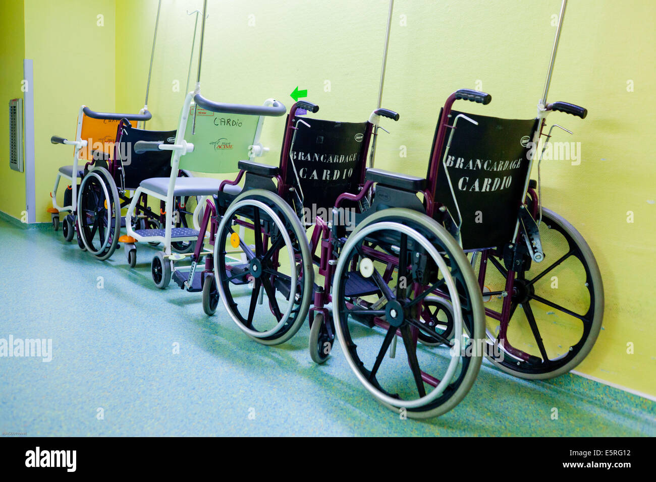 Rollstühle in einem Krankenhausflur. Stockfoto