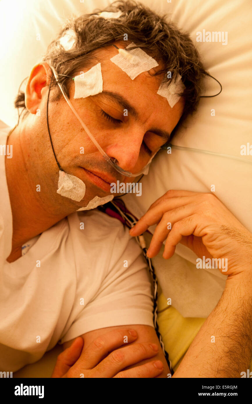 Mann in polysomnographischen Untersuchung, Lariboisiere Krankenhaus, Paris. Stockfoto