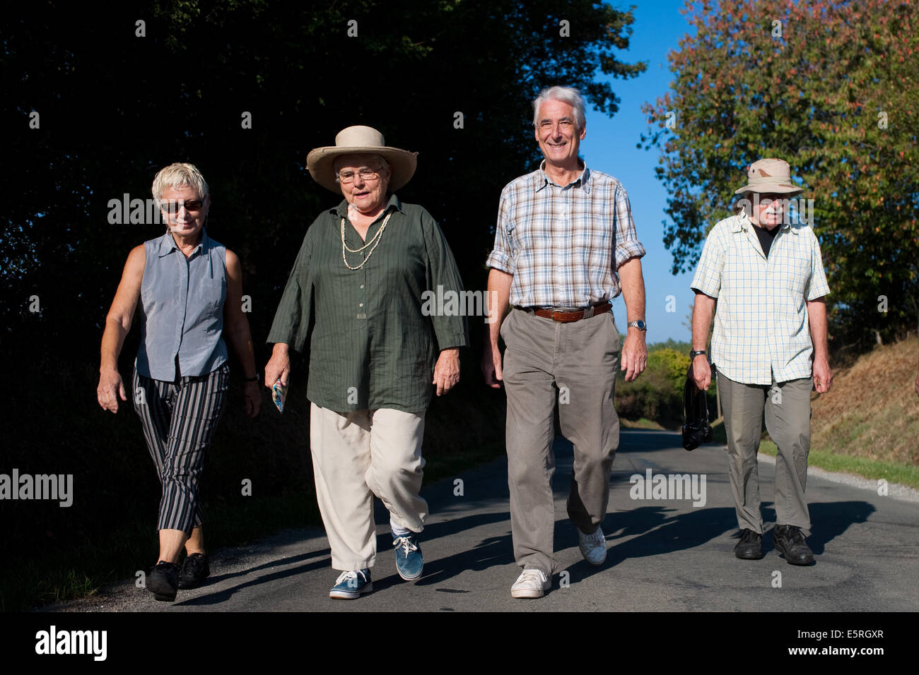Senioren gehen auf Landschaft von Perigord, Frankreich. Stockfoto