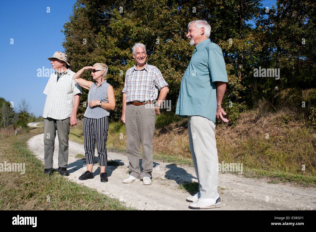 Senioren gehen auf Landschaft von Perigord, Frankreich. Stockfoto