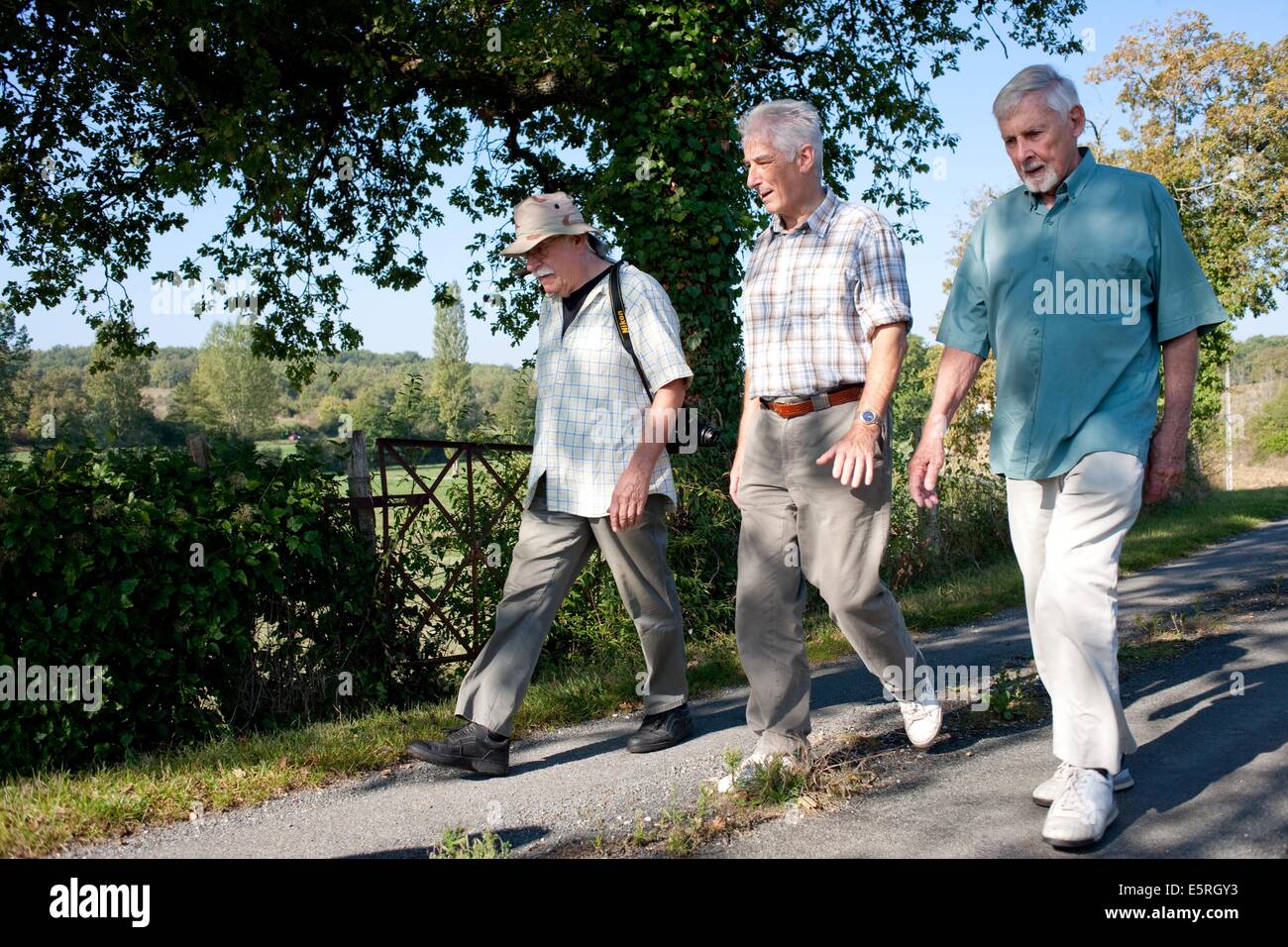 Senioren gehen auf Landschaft von Perigord, Frankreich. Stockfoto