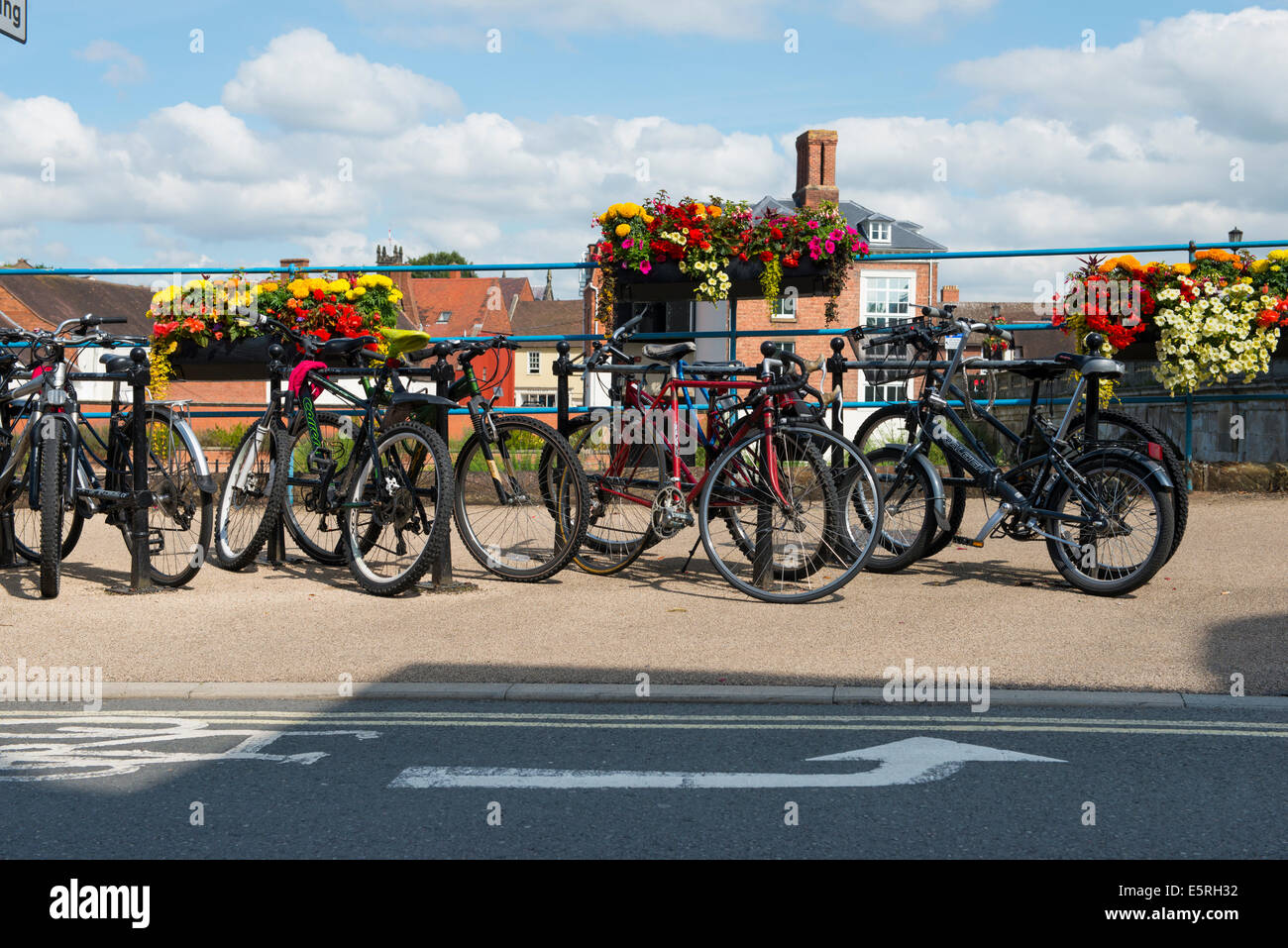 Fahrräder in der Nähe geparkt Welsh Brücke in Shrewsbury, Shropshire, England, UK. Stockfoto