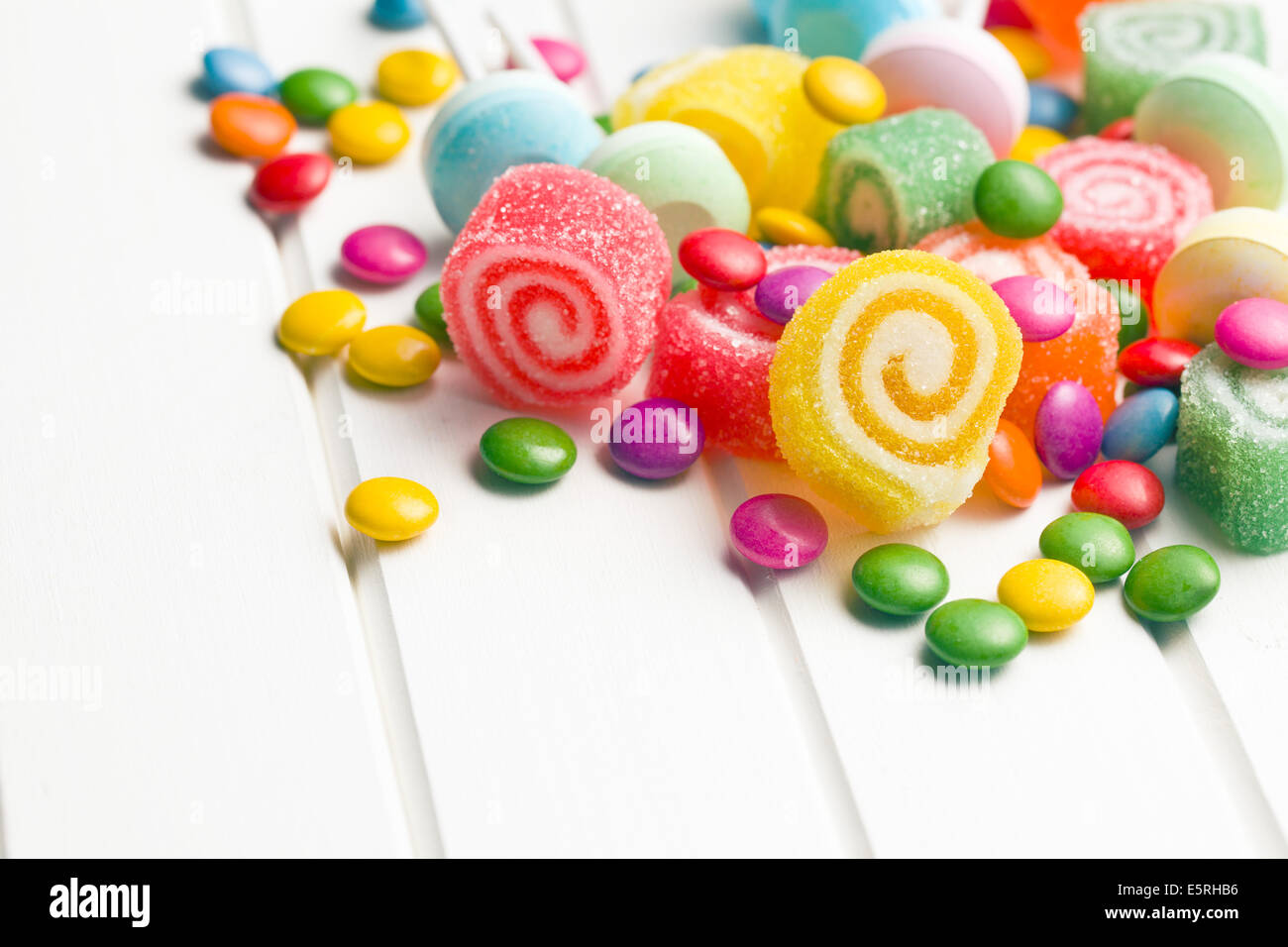 bunten Süßigkeiten auf weißen Tisch Stockfoto