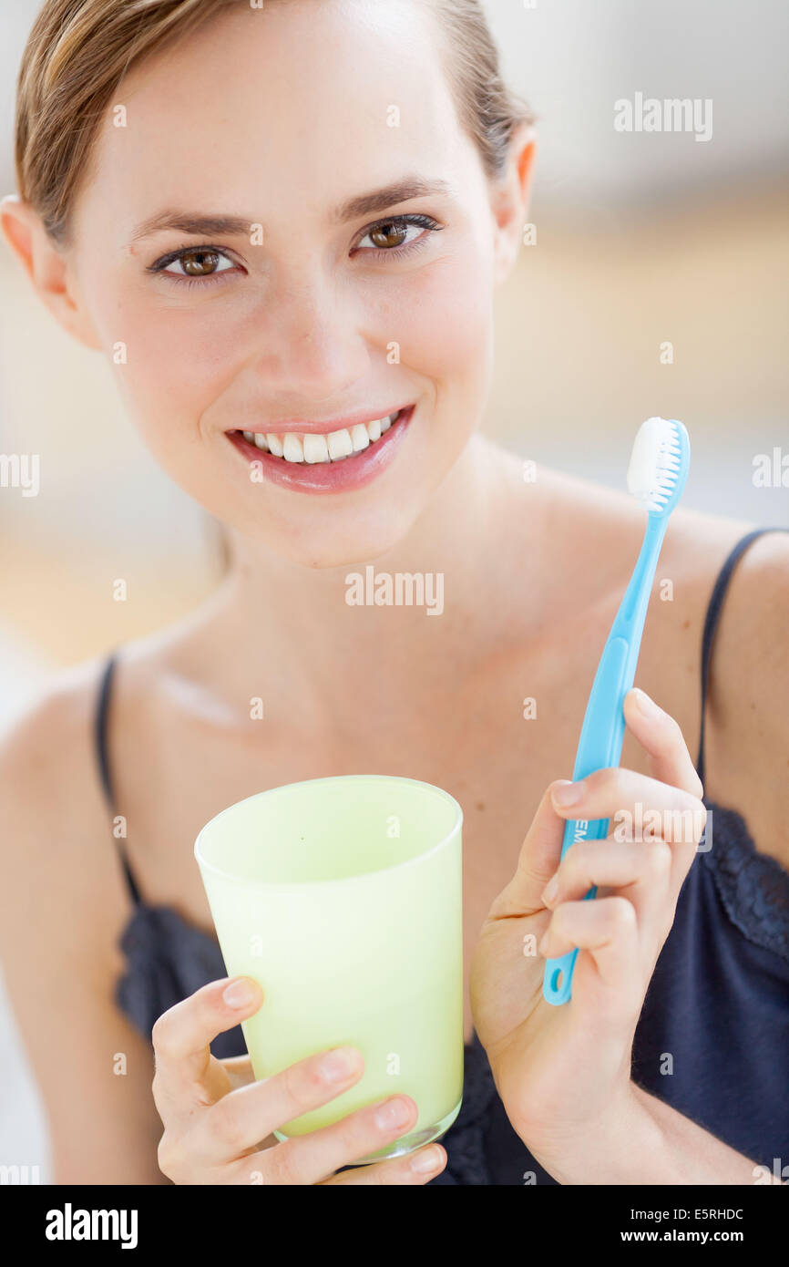 Frau, die ihre Zähne zu putzen. Stockfoto