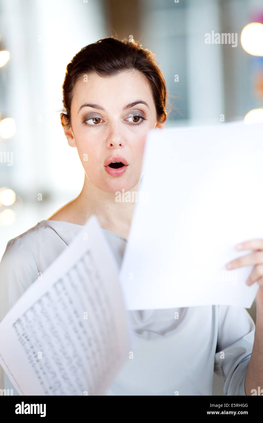 Frau singen üben. Stockfoto