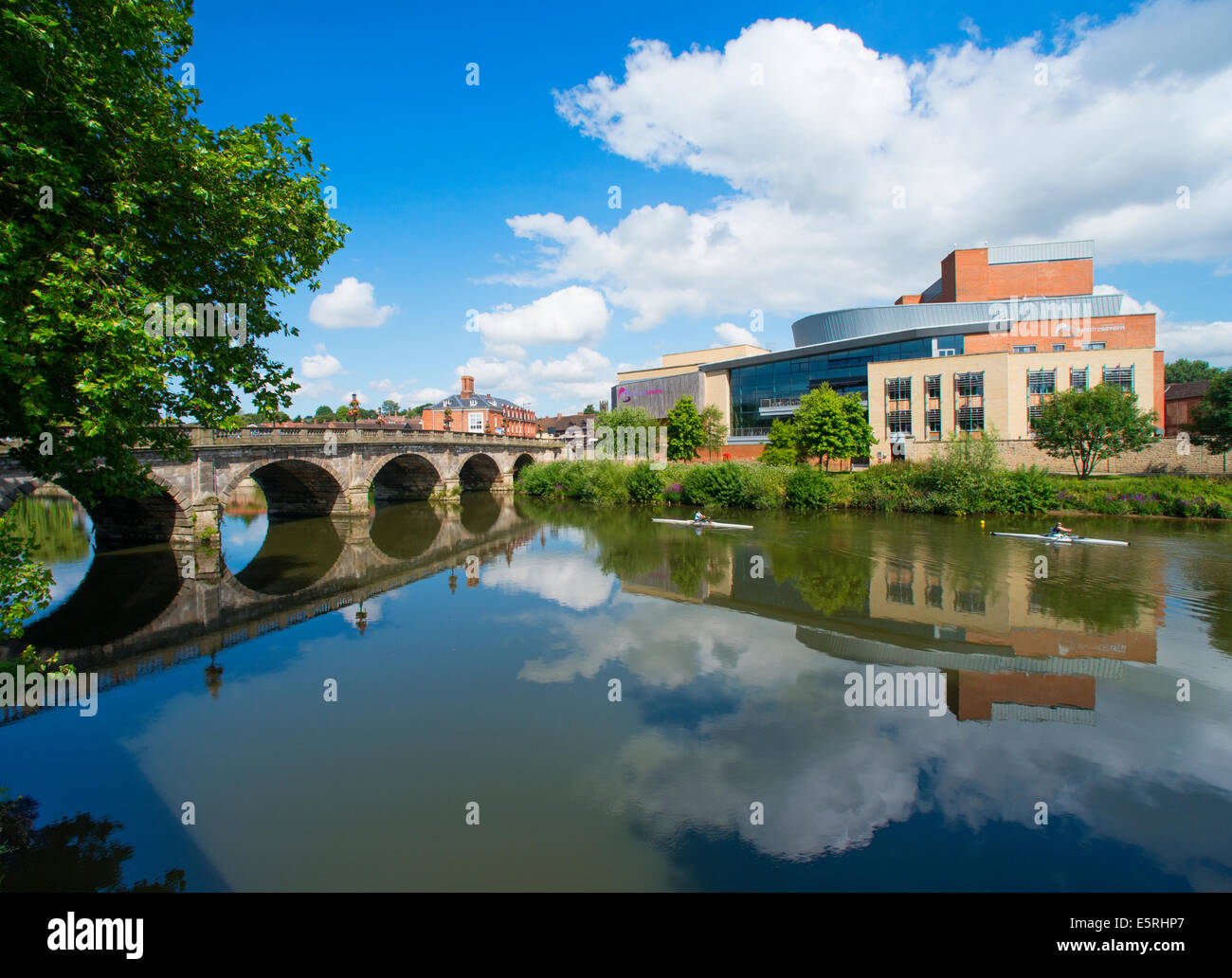 Ruderer auf dem Fluss Severn neben Theatre Severn in Shrewsbury, Shropshire, England Stockfoto