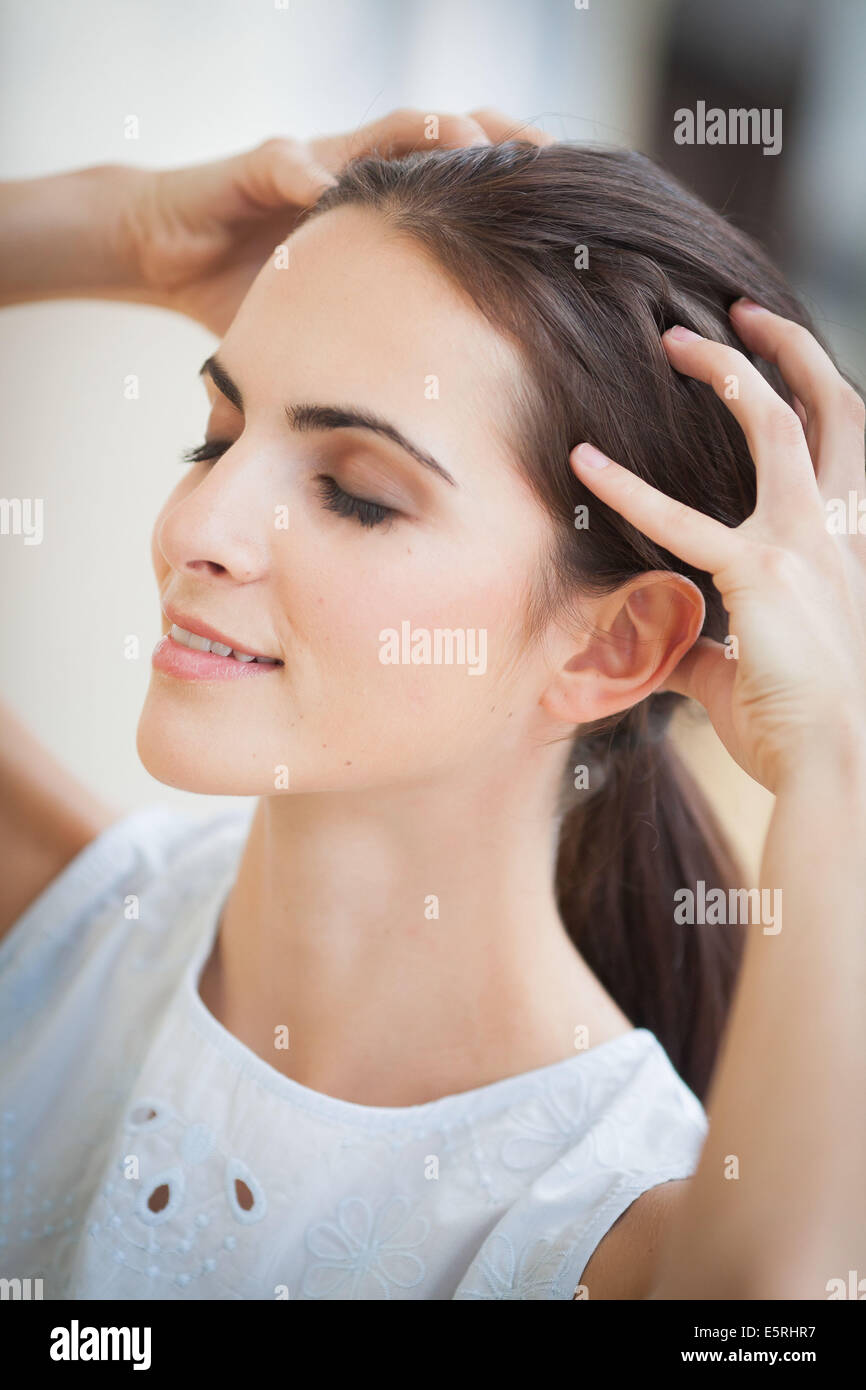 Frau massiert ihre Kopfhaut. Stockfoto