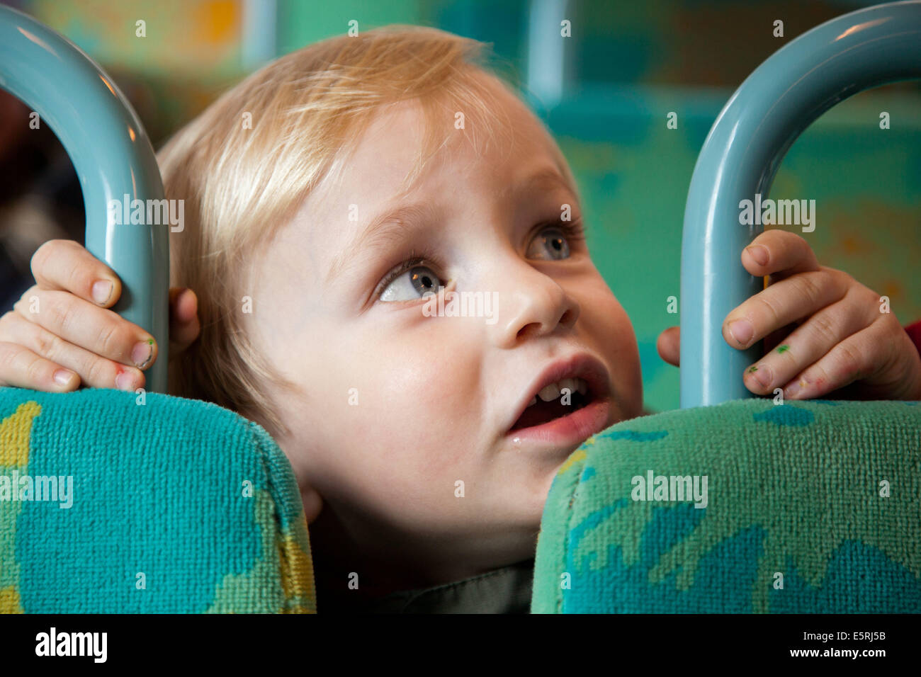 3 Jahre alter Junge auf einem Bus. Stockfoto