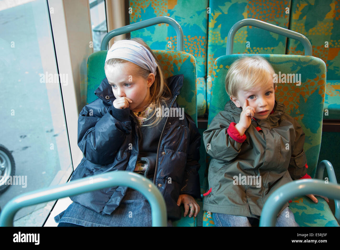 Bruder und Schwester in einem Bus. Stockfoto