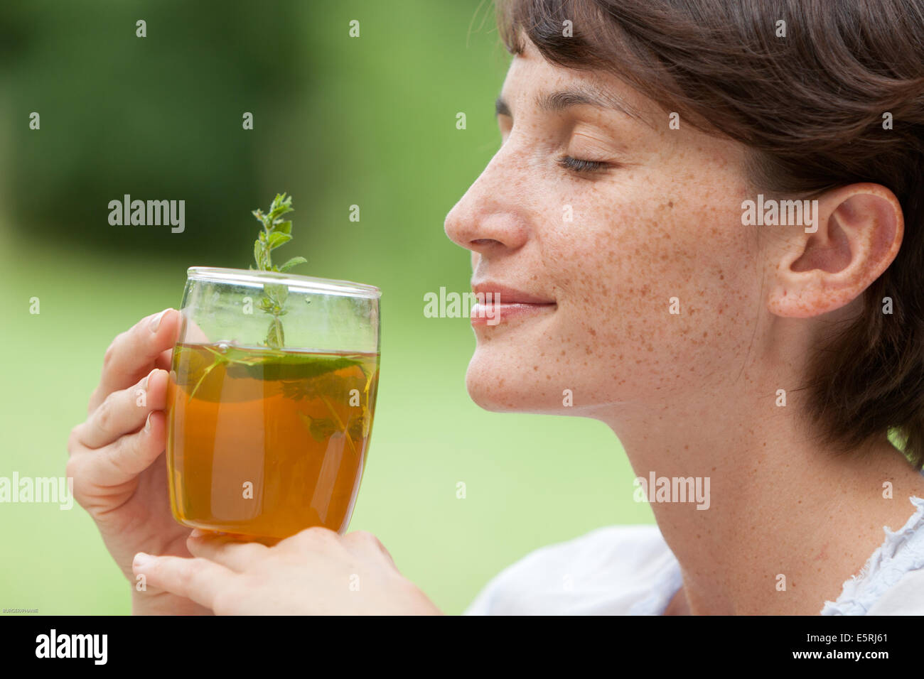 Frau trinken aromatischen Kräutertee, hergestellt aus Zitronenmelisse Blätter. Stockfoto