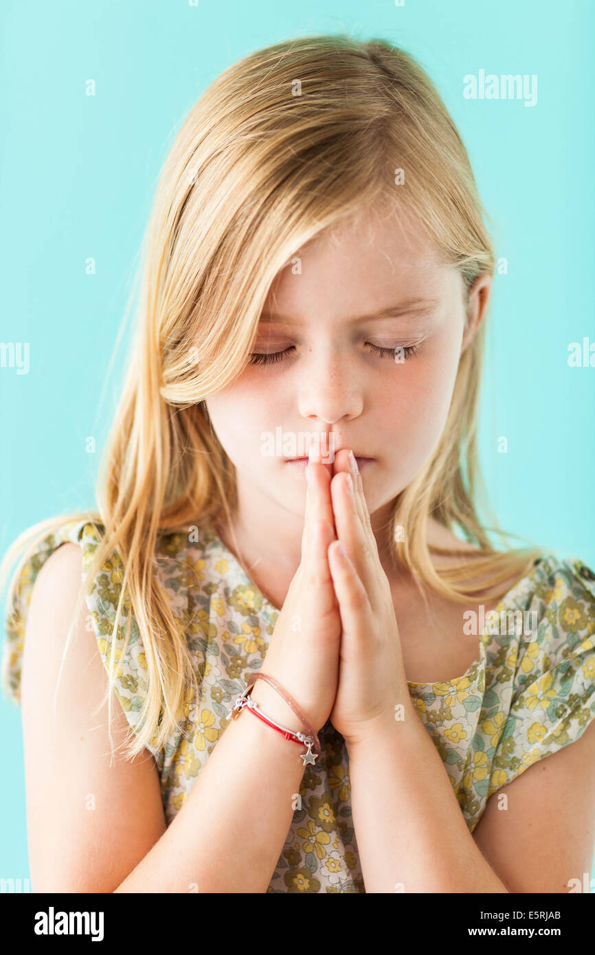 7 Jahre alten Mädchen beten. Stockfoto