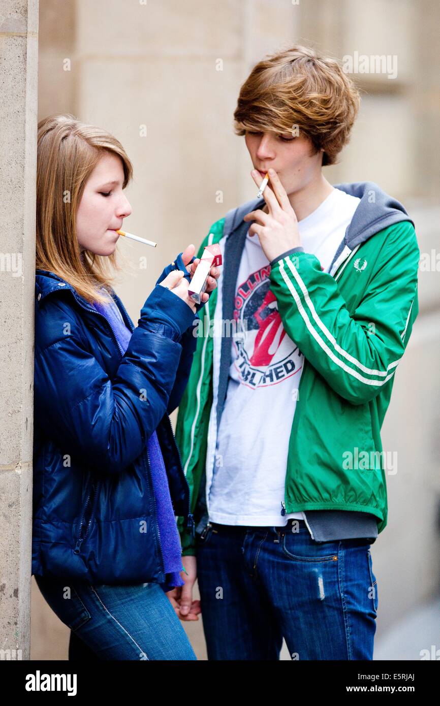 Jugendliche Rauchen einer Zigarette. Stockfoto