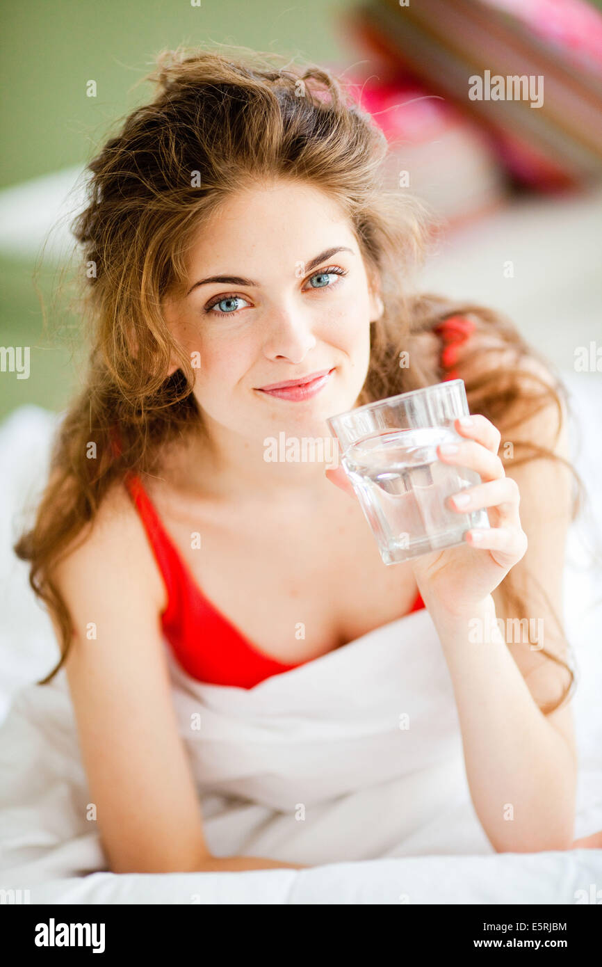 Frau trinkt ein Glas Wasser. Stockfoto