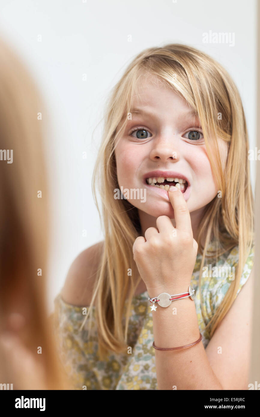 7 Jahre alten Mädchen mit Milchzähne. Stockfoto