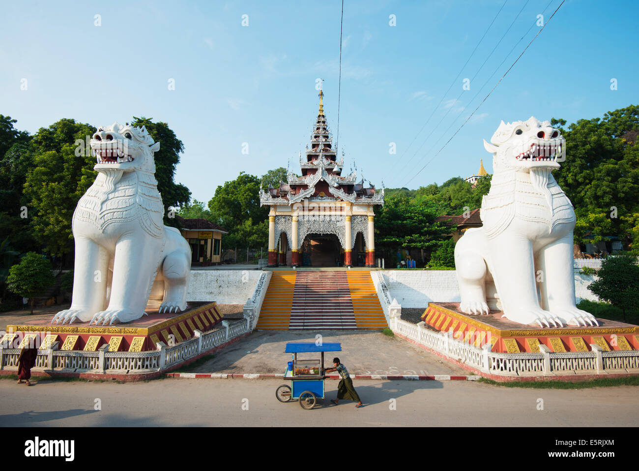 Südost-Asien, Myanmar (Burma), Mandalay Hill, Chinthe Löwe Wächter Stockfoto