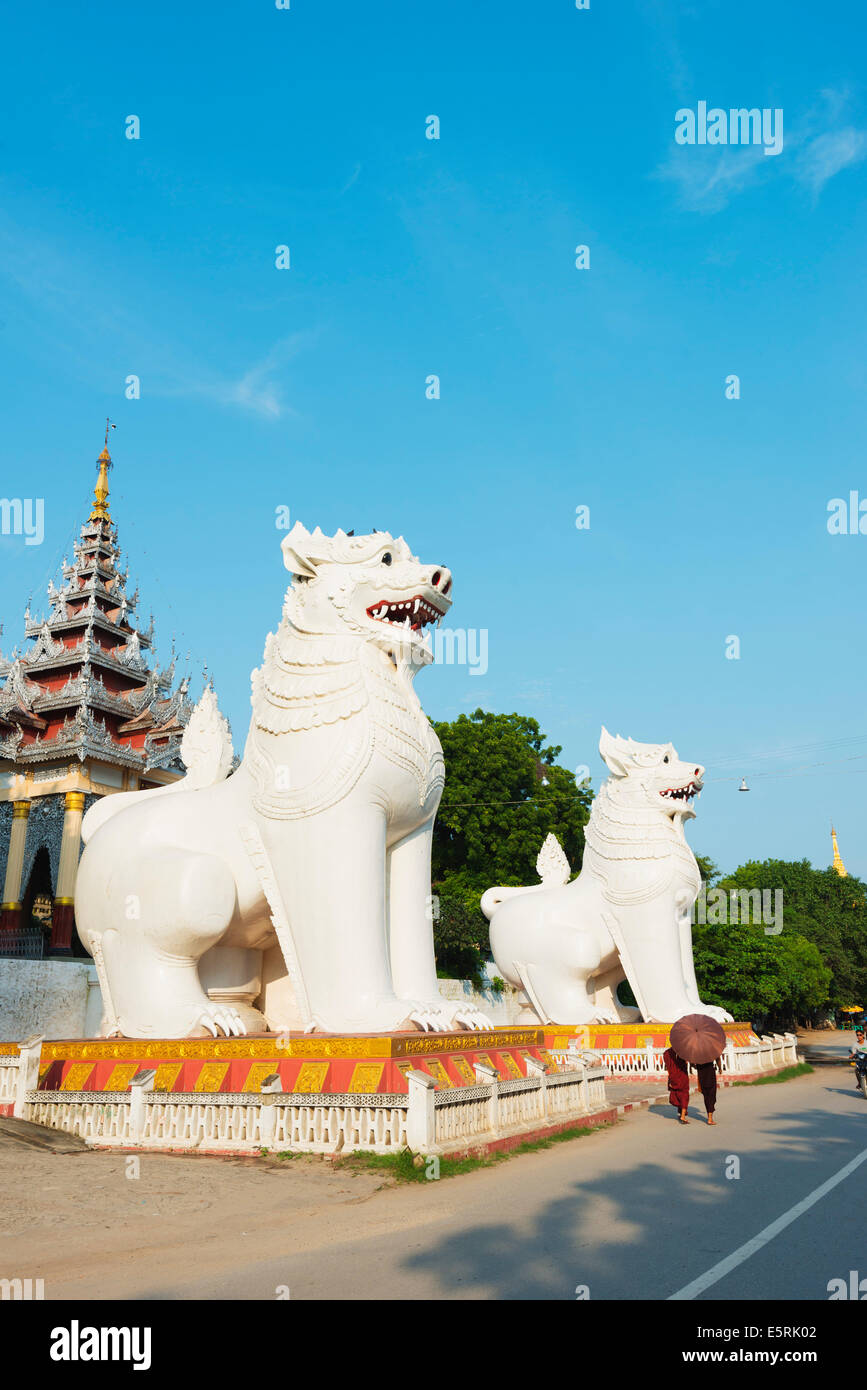 Südost-Asien, Myanmar (Burma), Mandalay Hill, Chinthe Löwe Wächter Stockfoto