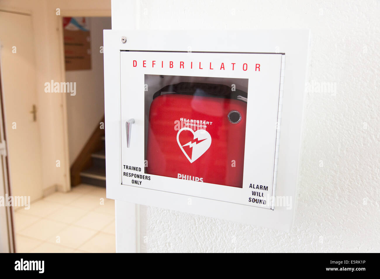 Halbautomatischer defibrillator Stockfotos und bilder Kaufen Alamy