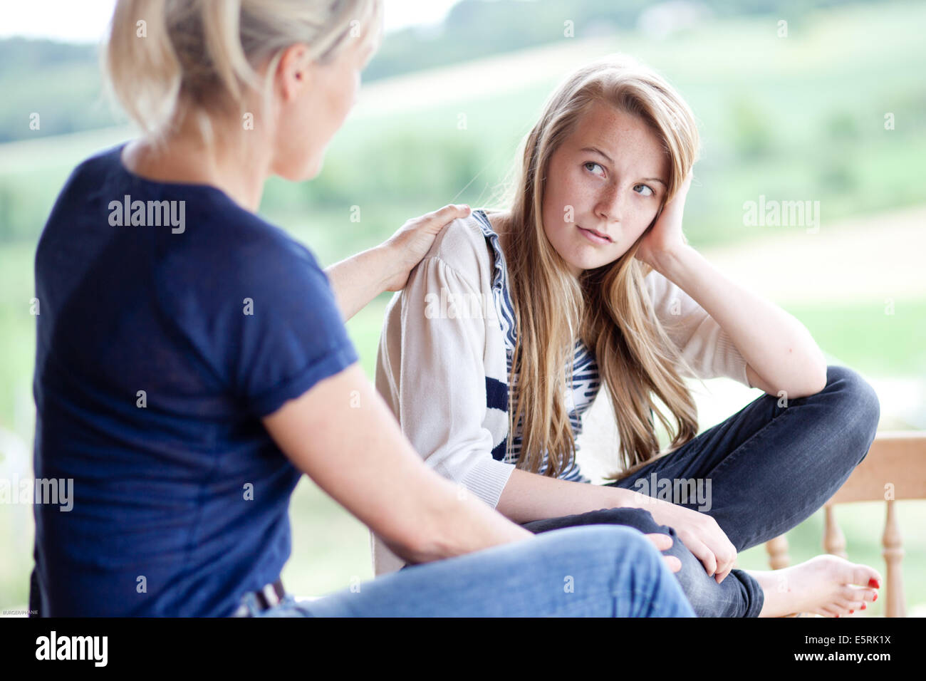 13-Year-Old Teenager-Mädchen und ihre Mutter. Stockfoto