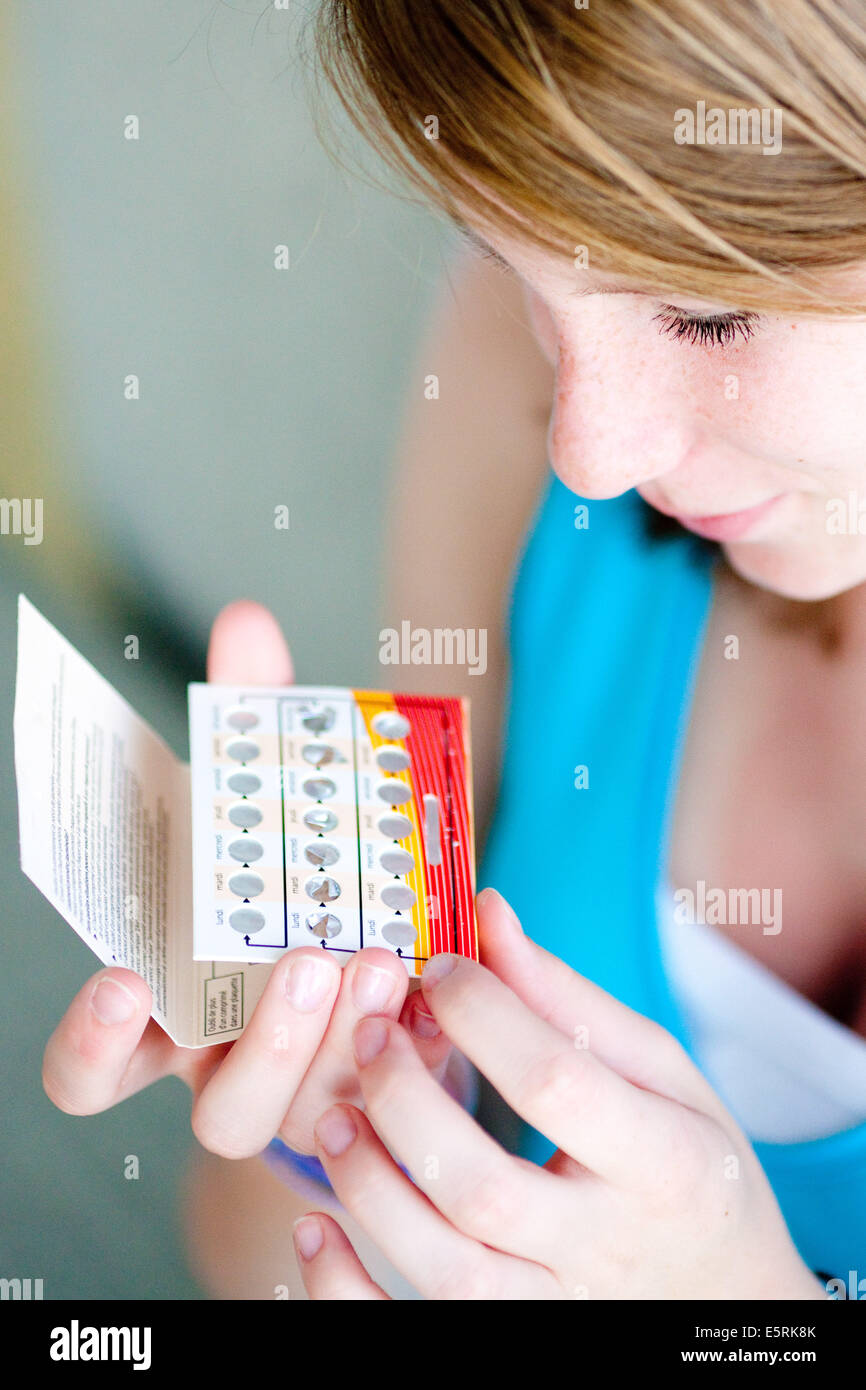 Teenager-Mädchen halten orale Kontrazeption Pillen. Stockfoto