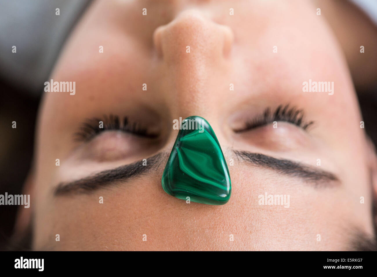 Frauenkopf mit heilende Kristall auf der Stirn. Stockfoto