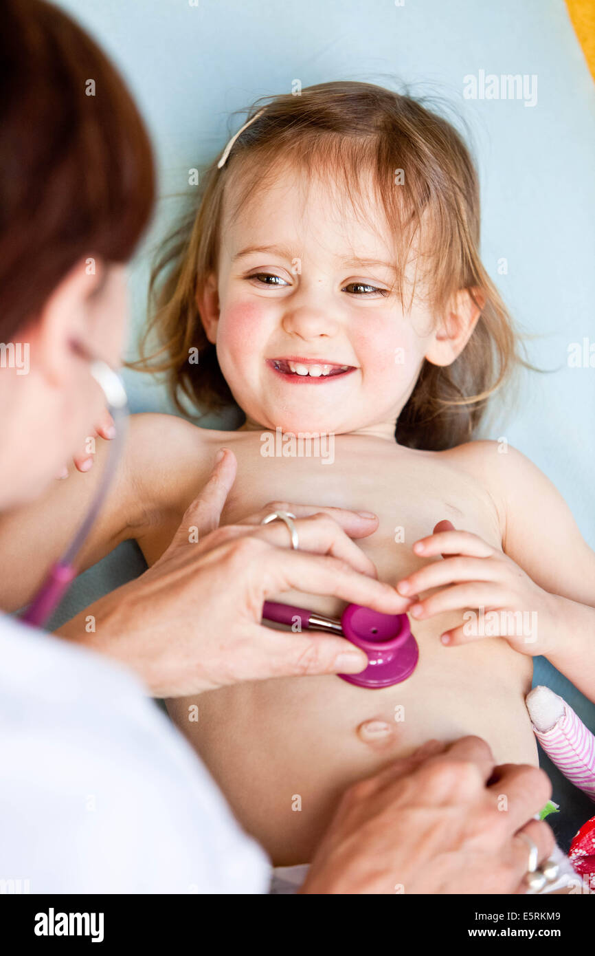Arzt untersucht eine 3 Jahre altes Mädchen mit einem Stethoskop. Stockfoto