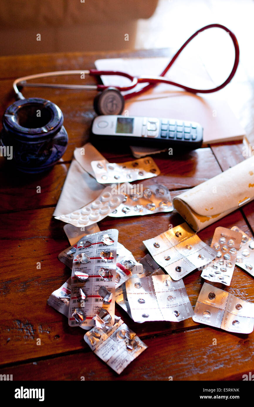 Emergency Medical Services (EMS), versuchter Selbstmord durch Drogen-Überdosis. Stockfoto
