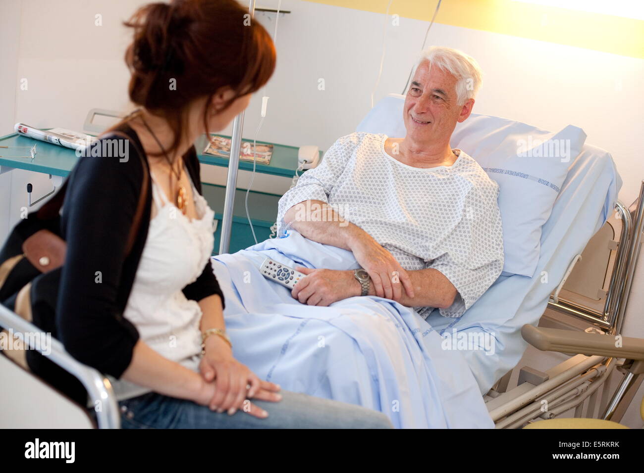 65 Jahre alter Mann im Krankenhaus. Stockfoto