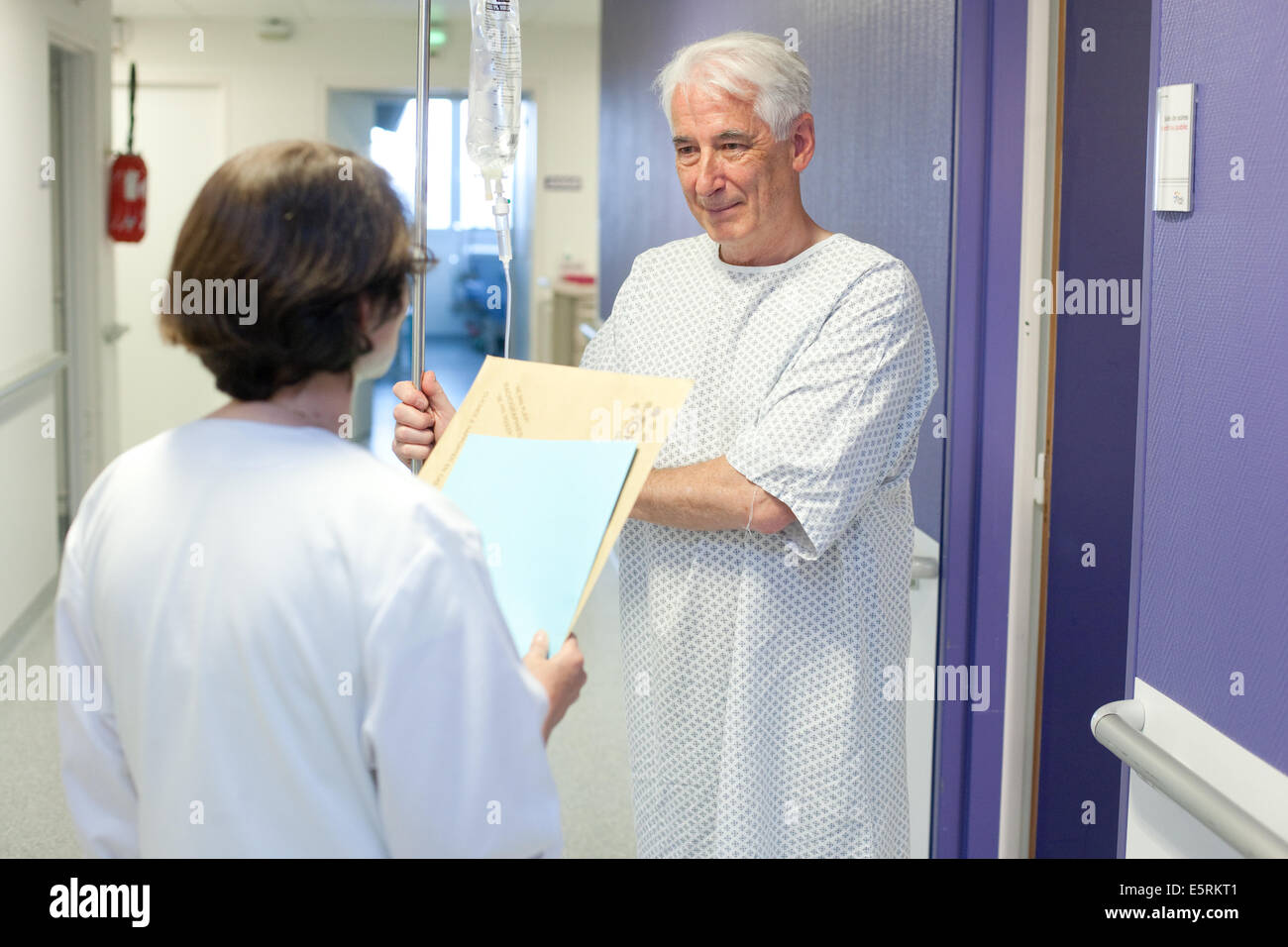 65 Jahre alter Mann im Krankenhaus. Stockfoto