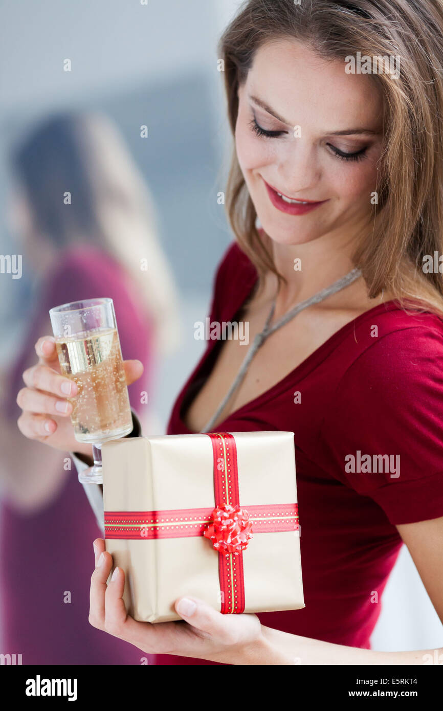 Frau trinkt Champagner und Geschenk. Stockfoto