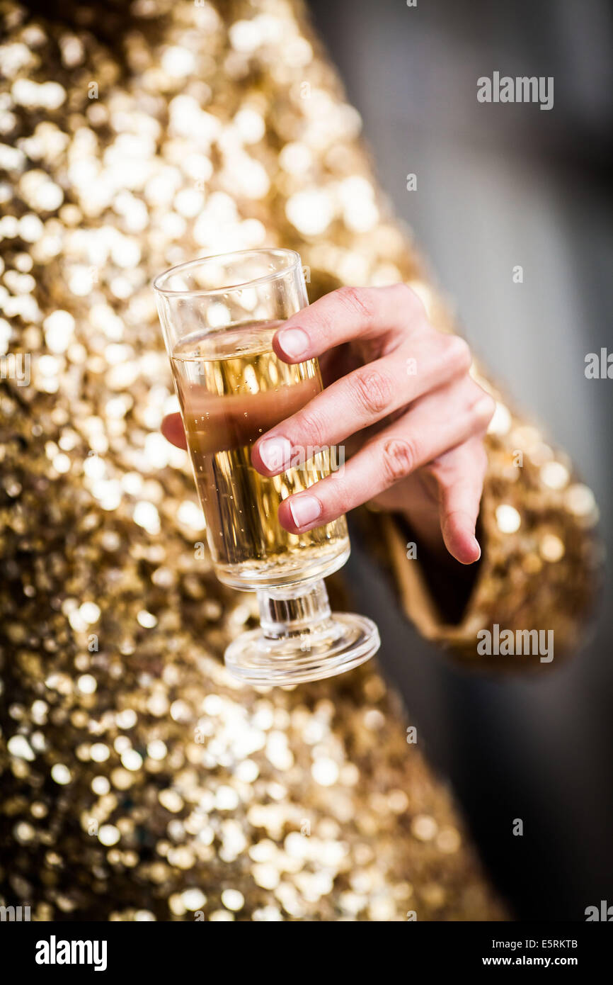 Frau, Champagner trinken. Stockfoto