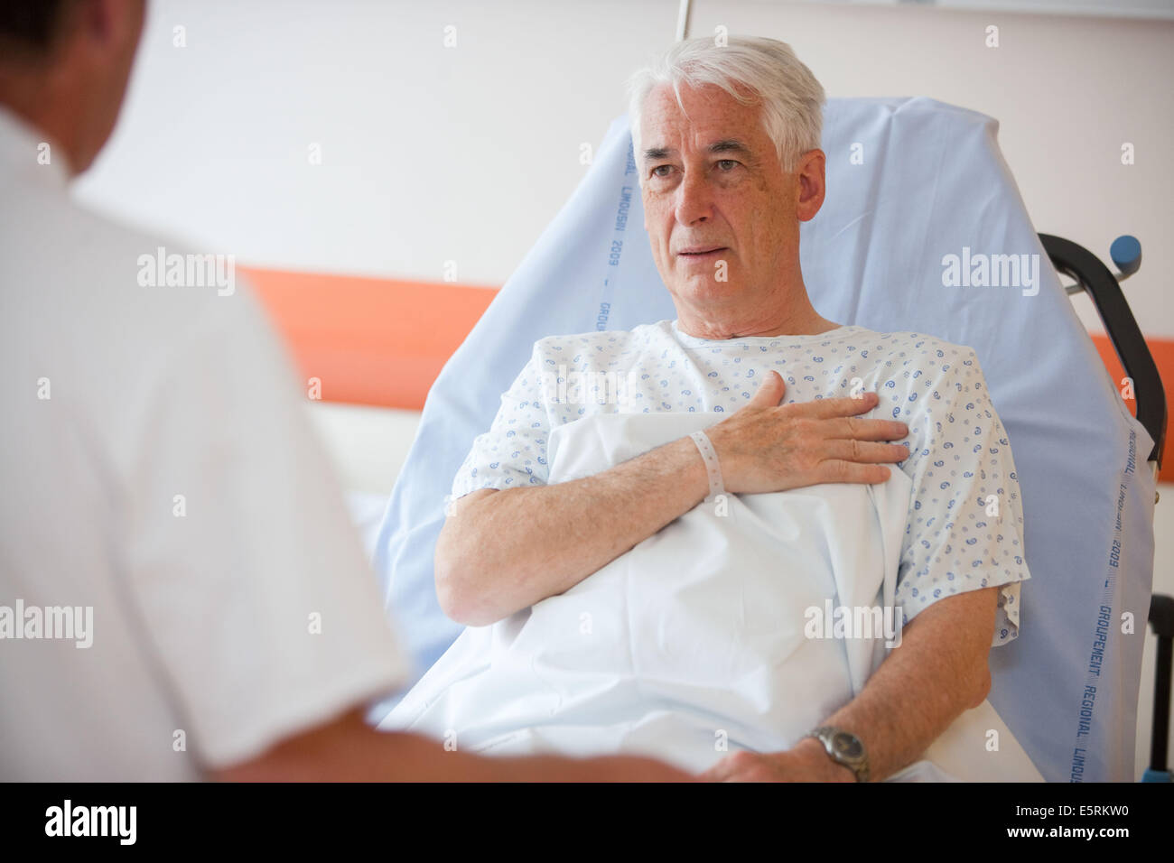 Patient leidet Herzklinik Schmerzen, Notaufnahme, Limoges, Frankreich. Stockfoto