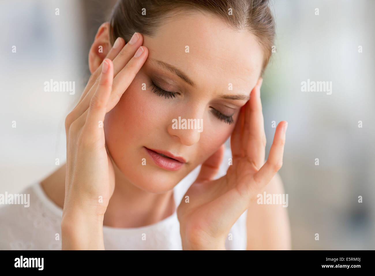 Frau, die unter Kopfschmerzen leiden. Stockfoto