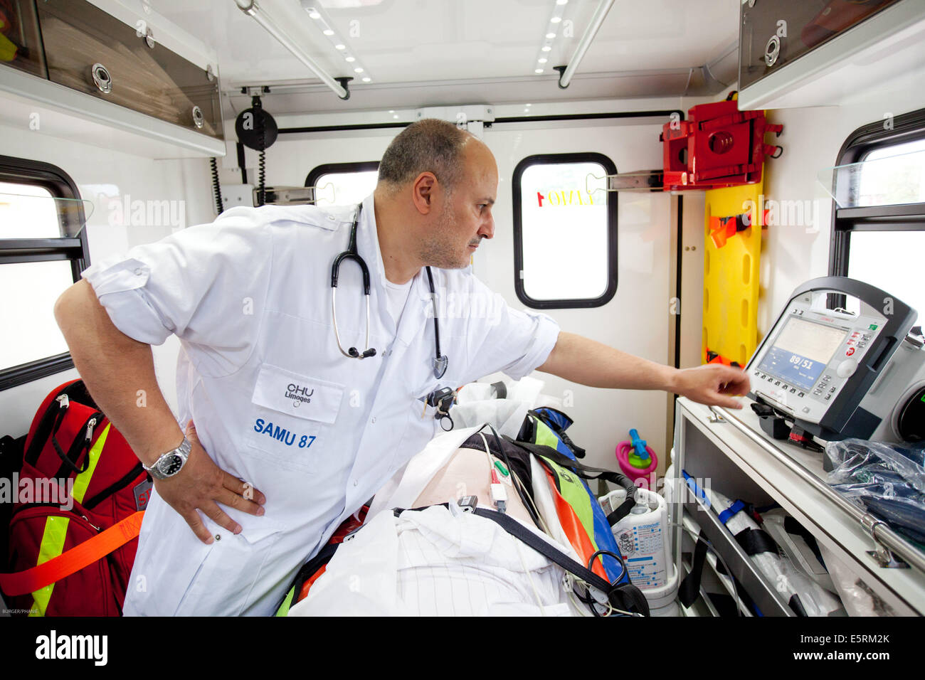 Kardiale Überwachung in einem Krankenwagen, Emergency Medical Services, Limoges, Frankreich. Stockfoto