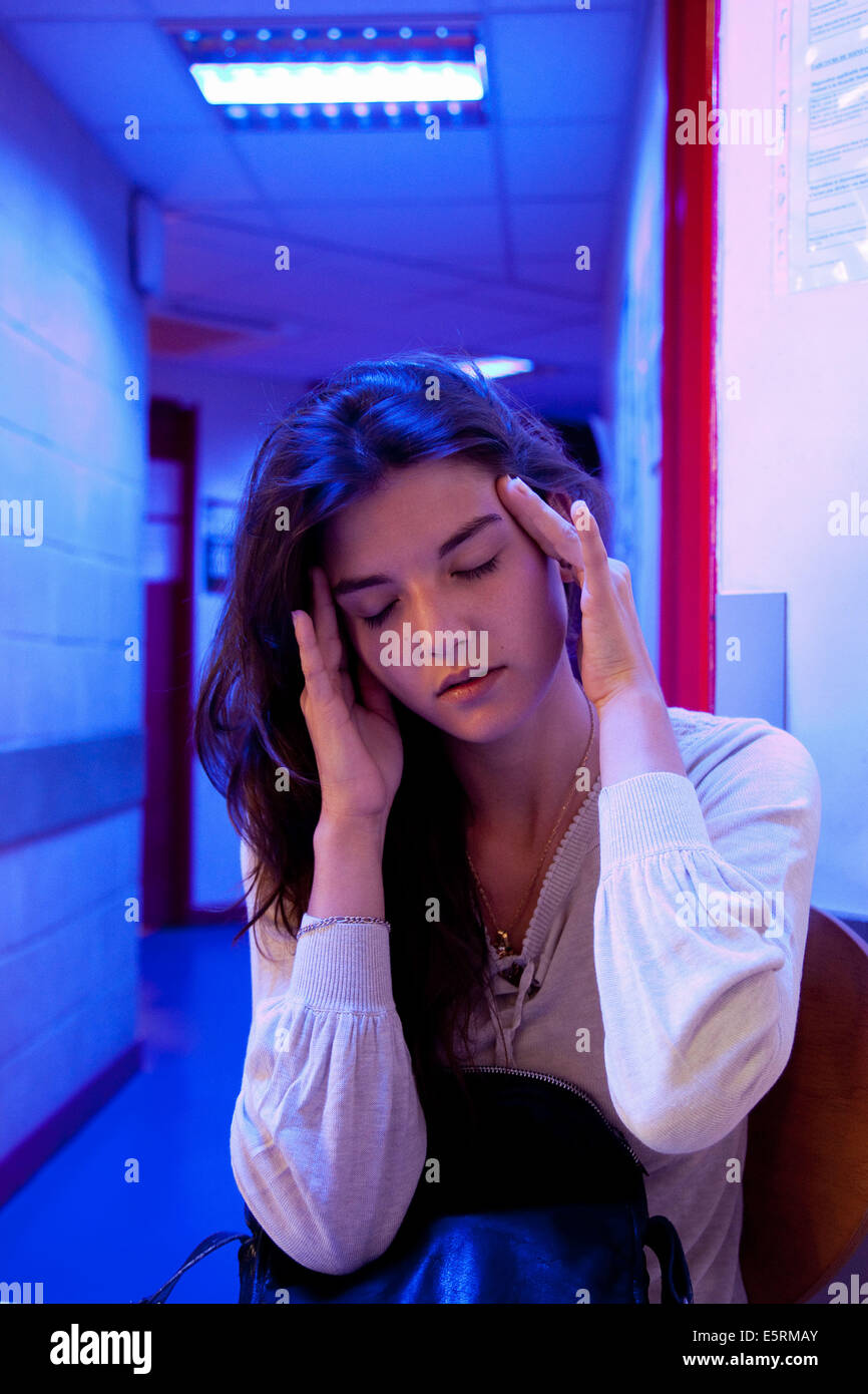 Frau leiden unter Kopfschmerzen, Fachbereich somatisiert Notfall, Pitie Salpetriere Krankenhaus, Paris, Frankreich. Stockfoto