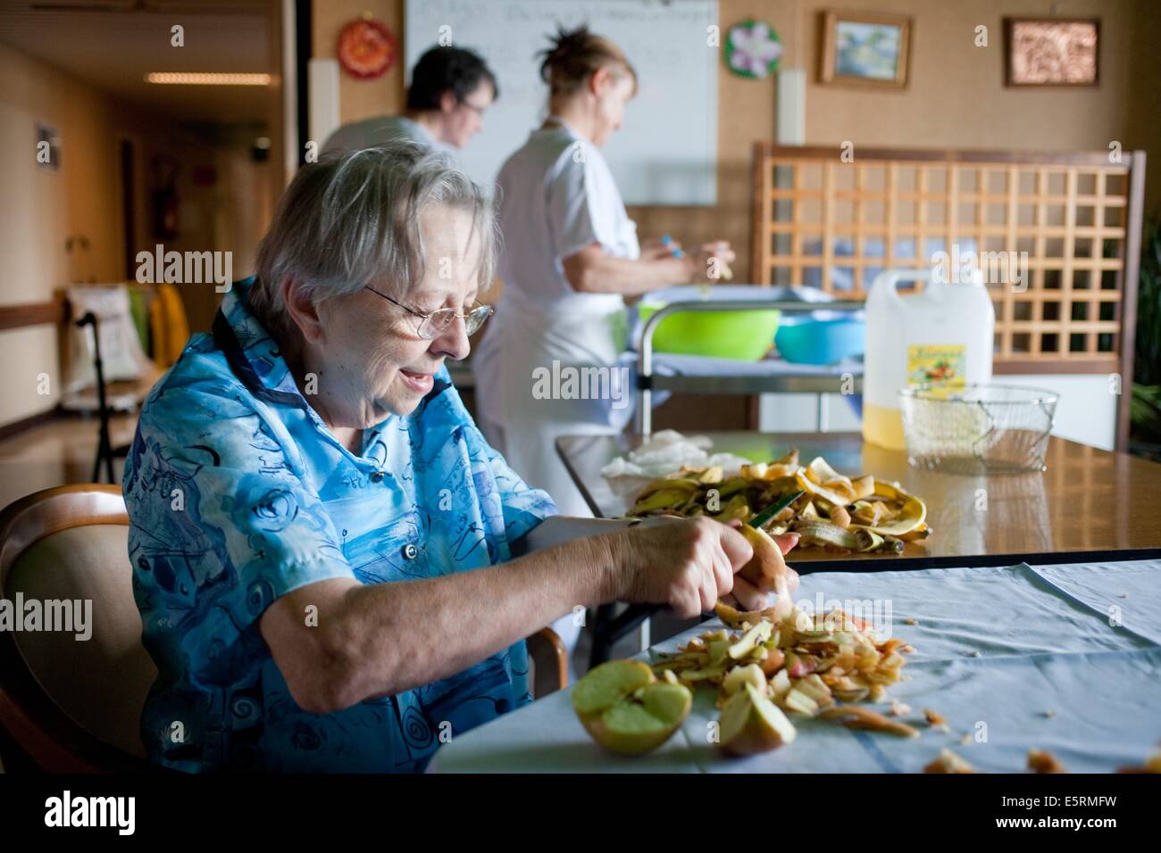 Koch-Workshop. Wohnhaus für pflegebedürftige ältere Person, Limoges, Frankreich. Stockfoto